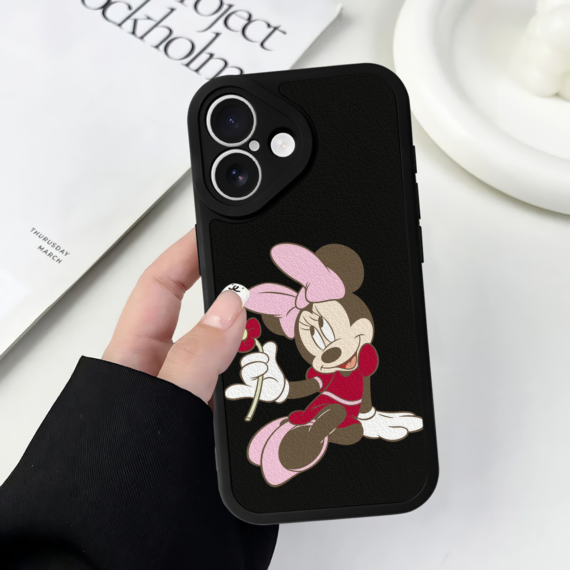 （画像用） ミッキーマウス Mickey Mouse 【iPhone 16シリーズ対応】シリコンスマホケース（レザー調） 材質：シリコン